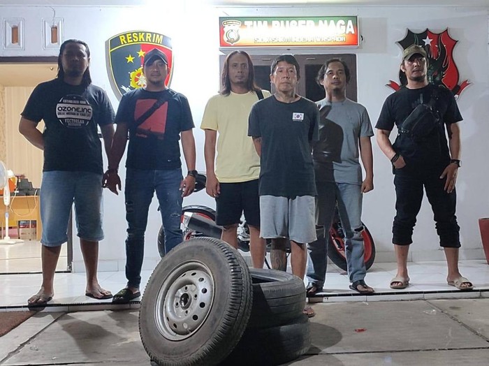 Mantan barista di Pangkalpinang curi velg mobil majikan untuk biaya berobat ibu.
