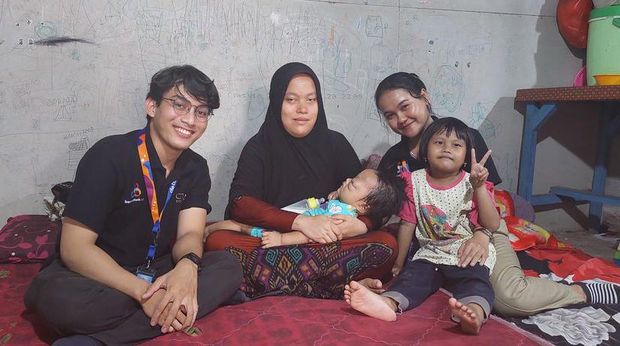 Arumi dan keluarga beserta tim berbuatbaik.id