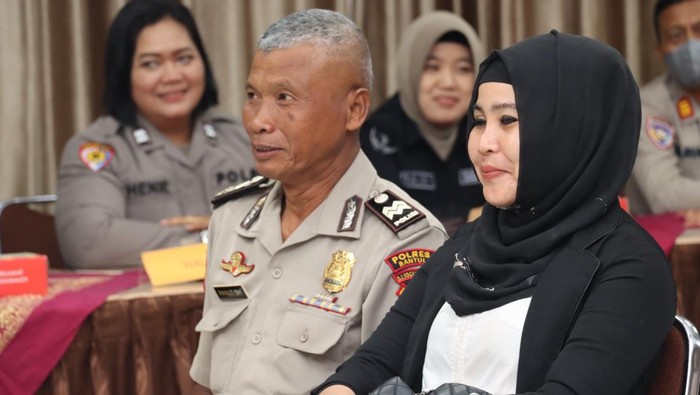 Mbah Panut jadi polisi tertua di sidang nikah Polres Bantul. Mbah Panut disebut bakal pensiun tahun depan dan mengajukan sidang nikah, Rabu (20/9/2023).