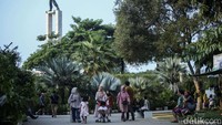Banyak pengunjung datang dengan mengajak keluarganya.  