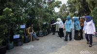 Sejumlah pengunjung berkeliling untuk melihat beragam flora dan fauna yang dipamerkan.  