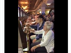 Meme Kocak iOS 17, Pengguna iPhone XS Meringis iPhone X Menangis