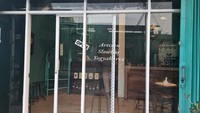 Di Wijen Coffee ini, pengunjung bukan hanya bisa menikmati segelas kopi, namun juga bisa mendapatkan informasi tentang kopi dari pemiliknya. Candra mengatakan bahwa slow bar memang lebih mengutamakan interaksi antara pemilik dan pelanggan, atau bahkan pelanggan dengan pelanggan lainnya. Wijen Coffee ini tidak memiliki wifi sehingga pelanggan yang datang memang fokus untuk menikmati kopi dan mengobrol di sini. Tidak heran pelanggan Wijen Coffee kebanyakan merupakan orang-orang penikmat kopi.  