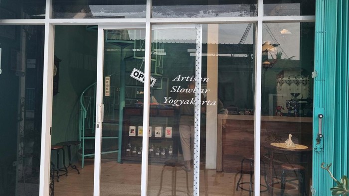 Wijen Coffee menawarkan konsep slow bar yang cukup jarang ditemukan di Yogyakarta. Di sini, pelanggan dilayani secara pribadi di meja bar sambil berbincang.