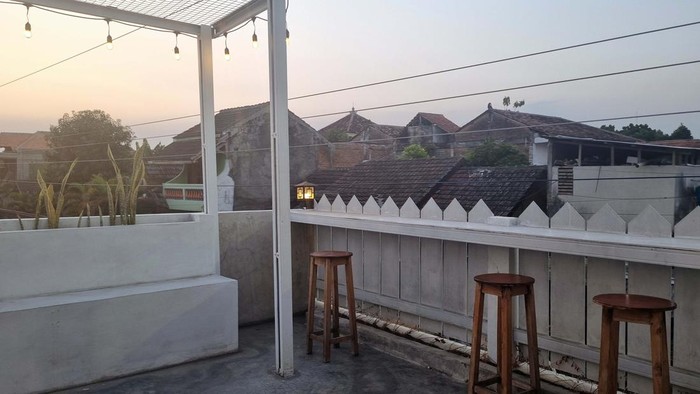 Wijen Coffee menawarkan konsep slow bar yang cukup jarang ditemukan di Yogyakarta. Di sini, pelanggan dilayani secara pribadi di meja bar sambil berbincang.