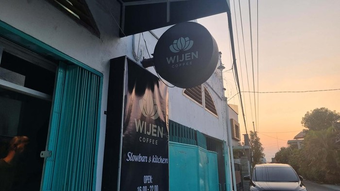 Menikmati Kopi Sambil Berbincang Hangat di Wijen Coffee Wijen Coffee menawarkan konsep slow bar yang cukup jarang ditemukan di Yogyakarta. Di sini, pelanggan dilayani secara pribadi di meja bar sambil berbincang.