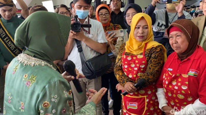 Mensos Tri Rismaharini saat berbincang dengan warga penerima manfaat
