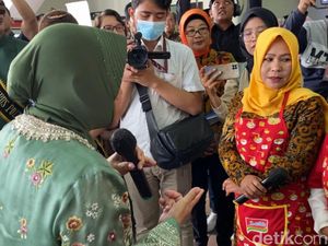 Mata Komariah Berkaca-kaca Kala Dapat Gerobak Jualan dari Mensos