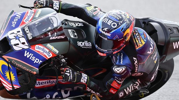 Aprilia Portuguese rider Miguel Oliveira rides during the third MotoGP free practice session of the Moto Grand Prix of Catalonia at the Circuit de Catalunya on September 2, 2023 in Montmelo on the outskirts of Barcelona. (Photo by Josep LAGO / AFP)