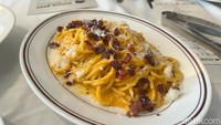 Salah satu hidangan yang disajikan yaitu Spaghetti Carbonara ini. Selain pelengkap keju, spaghetti ini juga dilengkapi potongan bacon sapi kering. Foto: Detikcom / Atiqa Rana
