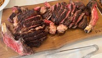Seperti ini bentuk daging sapi Queensland yang sudah dimasak. Terdapat dua jenis daging, yang satu daging sapi biasa. Satunya lagi daging sapi yang sudah diproses dengan teknik dry aging. Foto: Detikcom / Atiqa Rana