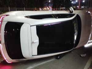 Mobil Terguling di Jalur Busway Kelapa Gading Jakut