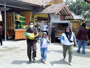Warga Karawang Berburu Beras Murah Rp 10.500 per Kg