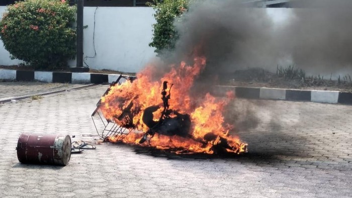 Motor milik warga Sidoarjo terbakar di SPBU Beji, Pasuruan saat hendak mengisi solar.