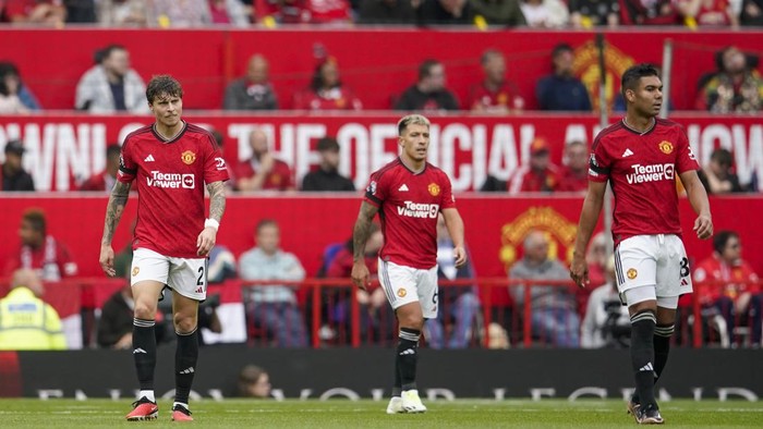 Manchester Uniteds Victor Lindelof, left, Lisandro Martinez, center, and Casimiro react after Brightons Pascal Gross scoring his sides 2nd goal during the English Premier League soccer match between Manchester United and Brighton and Hove Albion at Old Trafford stadium in Manchester, England, Saturday, Sept. 16, 2023. (AP Photo/Dave Thompson)