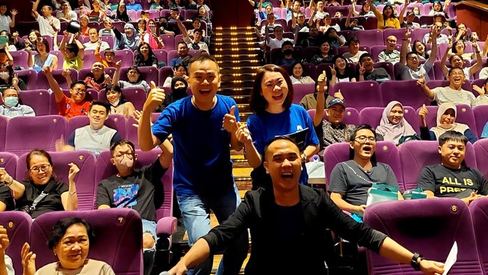 Nasabah Bank Mega nonton bareng Expend4ables di Medan. (Istimewa)