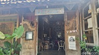 Kafe ini telah berdiri kurang lebih selama 25 tahun, berkembang dari yang hanya rumah biasa, kemudian menjadi galeri batik dan akhirnya berubah fungsi menjadi kafe. 