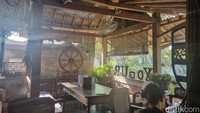 Bangunannya tidak begitu besar, namun saat masuk ke dalamnya traveler akan merasakan suasana nyaman seperti berada di rumah dengan furnitur dan hiasan ala Yogja tempo dulu.