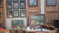 Mulai dari lukisan, perabotan hingga foto-foto semua merupakan koleksi pribadi pemilik yang memang menyukai barang-barang lawas. Hasil dari kegemarannya dalam fotografi dengan kamera analog dulu terpajang rapi di sini. 