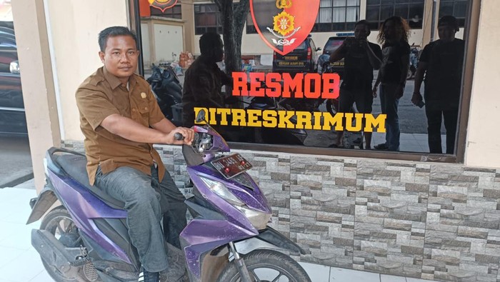 Oknum PNS yang curi HP siswi SMA di Jambi.