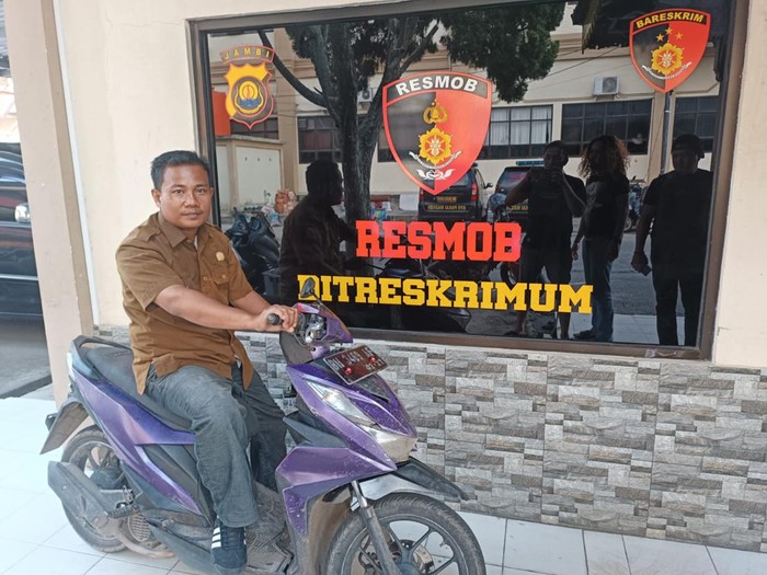 Oknum PNS yang curi HP siswi SMA di Jambi.