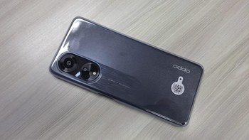 Ini tampilan Oppo A98 5G ketika dipakaikan casenya. Foto: Aisyah/detikINET