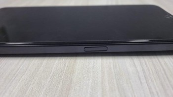 Fingerprint ada di sebelah kanan, sedangkan tombol volume ada di sisi kiri. Foto: Aisyah/detikINET