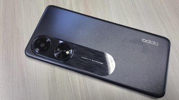 HP Oppo A98 5G memiliki berat 192 g dan ketebalan sekitar 8,2 mm. Lumayan ringan dan enak digenggaman. Foto: Aisyah/detikINET