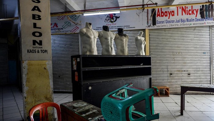 Pasar di Bandung Sepi Parah, Penjual Lari ke Online Aktivitas perdagangan di Pasar Andir, Bandung, Jawa Barat, Rabu (20/9/2023). Hampir 90 persen pedagang pakaian di pasar itu meninggalkan kiosnya untuk beralih berjualan secara daring di marketplace karena dinilai lebih ekonomis tanpa perlu membayar sewa kios.