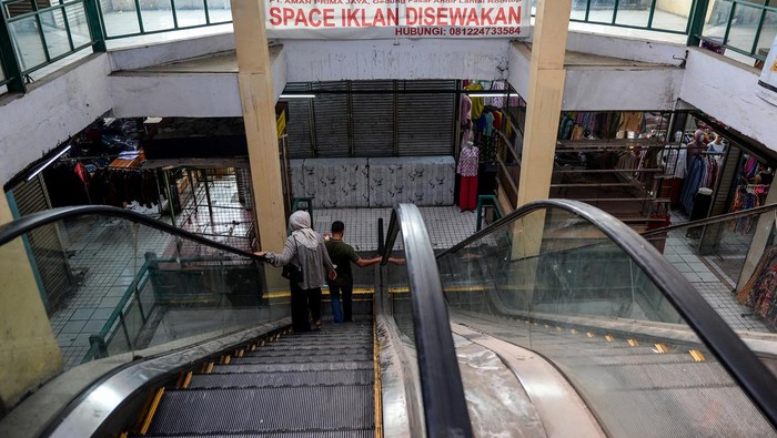 Aktivitas perdagangan di Pasar Andir, Bandung, Jawa Barat, Rabu (20/9/2023). Hampir 90 persen pedagang pakaian di pasar itu meninggalkan kiosnya untuk beralih berjualan secara daring di marketplace karena dinilai lebih ekonomis tanpa perlu membayar sewa kios.