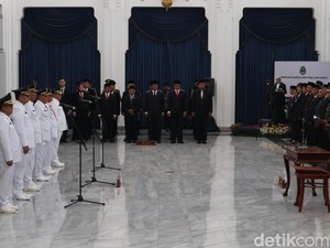 Lantik 6 Pj Wali Kota-Bupati, Bey Minta Mereka Sering Turun ke Lapangan