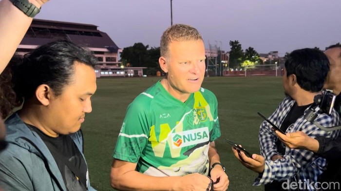 Pelatih Persebaya Josep Gombau