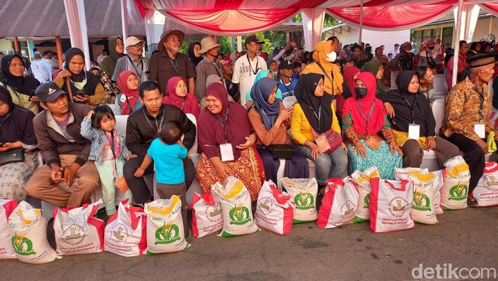 Pembagian bantuan pangan di gudang Bulog Sukoharjo, Rabu (20/9/2023).