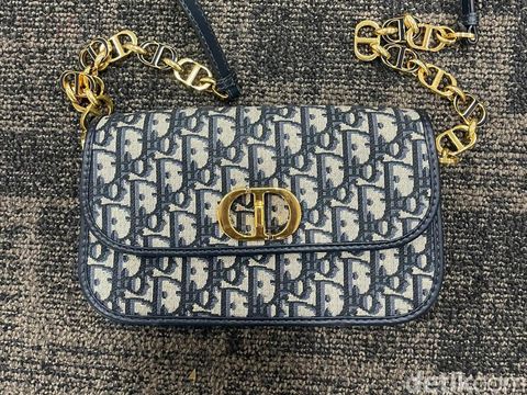 Penampakan Mobil dan Tas Mewah Selebgram Nur Utami yang Disita Bareskrim Penampakan Mobil dan Tas Mewah Selebgram Nur Utami yang Disita Bareskrim