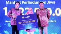 Pada kesempatan itu juga diserahkan secara simbolis menyerahkan manfaat Asuransi Mandiri Perlindungan Sejahtera sebesar Rp1,1 miliar lebih kepada Rachmawati (tengah) ahli waris dan juga istri dari nasabah bernama Nurdin Solichul Romadhan. Secara nasional, nilai klaim dan manfaat asuransi yang telah dibayarkan AXA Mandiri sepanjang tahun 2022 senilai hampir Rp12 triliun, meningkat 32% dibandingkan tahun sebelumnya sebesar Rp9,05 triliun.