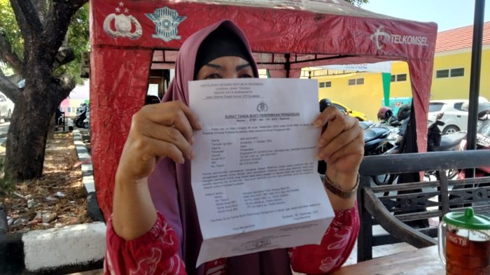 Korban penipuan via telepon, Sri Widyarti, saat menunjukan bukti laporannya di Mapolresta Solo, Rabu (20/9/2023)