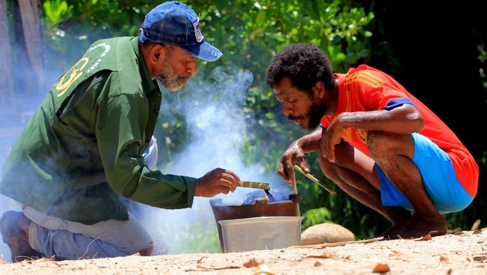 Papua Jungle Chef Charles Toto (kiri) bersama warga membuat garam hitam di Pantai Pasir Dua, Jayapura, Rabu (20/9/2023). Kegiatan tersebut untuk memperkenalkan garam hitam khas Papua yang berbahan dasar pelepah nipah yang dibakar. ANTARA FOTO/Gusti Tanati/YU/nz