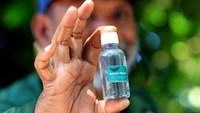 Papua Jungle Chef Charles Toto memperlihatkan garam hitam hasil buatannya di Pantai Pasir Dua, Jayapura, Rabu (20/9/2023). Kegiatan tersebut untuk memperkenalkan garam hitam khas Papua yang berbahan dasar pelepah nipah yang dibakar. 
