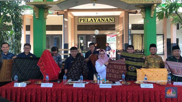 Perwakilan LPEI, Kementerian Luar Negeri, Bea Cukai Jawa Timur, Kabupaten Gresik, Desa Wedani, dan Koperasi WGN memamerkan hasil tenun masyarakat Desa Devisa Wedani, Kecamatan Cerme, Kabupaten Gresik, Jawa Timur, dalam rangkaian Press Tour Kementerian Keuangan, Rabu (13/9/2023). (CNBC Indonesia/Rindi Salsabilla)