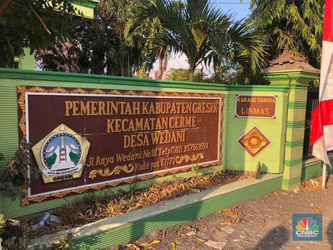 Perwakilan LPEI, Kementerian Luar Negeri, Bea Cukai Jawa Timur, Kabupaten Gresik, Desa Wedani, dan Koperasi WGN memamerkan hasil tenun masyarakat Desa Devisa Wedani, Kecamatan Cerme, Kabupaten Gresik, Jawa Timur, dalam rangkaian Press Tour Kementerian Keuangan, Rabu (13/9/2023). (CNBC Indonesia/Rindi Salsabilla)