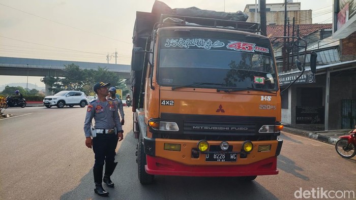 Petugas Dishub Kota Cimahi Tilang Truk yang Langgar Jam Operasional