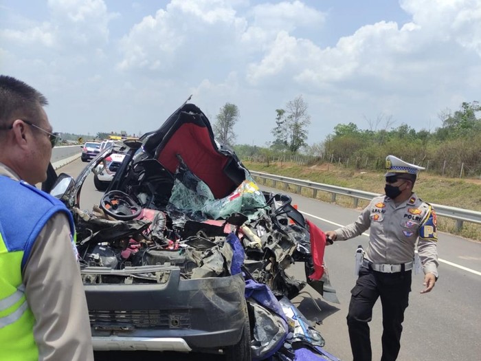 Pikap terguling di Tol Indralaya-Prabumulih menyebabkan sopir tewas