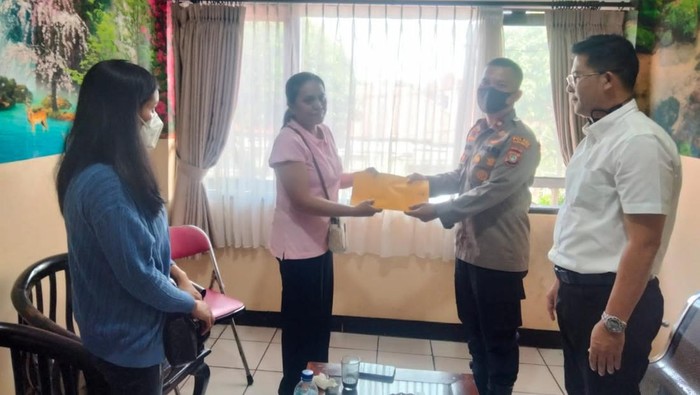 Polisi beri santunan ke keluarga taksi online korban pembunuhan (dok istimewa)