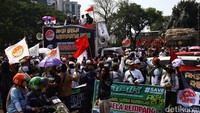 Massa aksi yang tergabung dalam Gerakan Nasional Pembela Rakyat (GNPR) menggelar aksi unjuk rasa di kawasan Patung Kuda, Jakarta Pusat. GNPR meminta proyek eco city Pulau Rempang dihentikan.