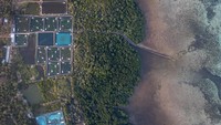 Foto udara tambak udang vaname intensif di sekitar area hutan mangrove tepi pantai Desa Kemujan, Karimunjawa, Jepara, Jawa Tengah, Senin (18/9/2023).  