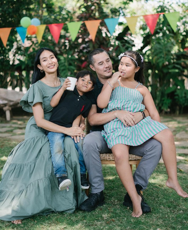 Setelah 13 tahun menikah, Happy Salma dan Tjok Gus dikaruniai dua orang anak. Seperti terlihat momen manis dan bahagia keluarga kecil Happy Salma. Foto: Instagram @happysalma