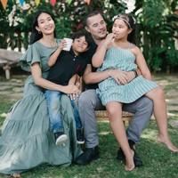 Setelah 13 tahun menikah, Happy Salma dan Tjok Gus dikaruniai dua orang anak. Seperti terlihat momen manis dan bahagia keluarga kecil Happy Salma. Foto: Instagram @happysalma