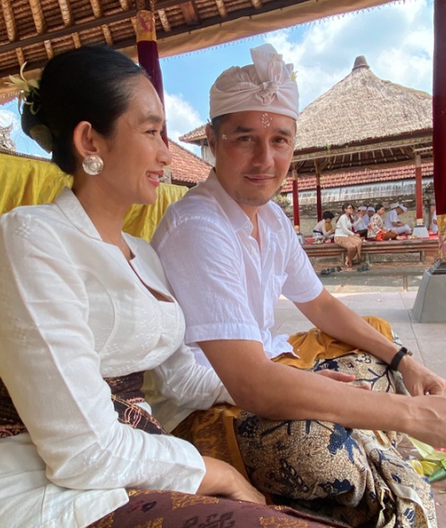 Happy Salma dan Tjok Gus jarang mengekspos foto mesra bersama. Namun rumah tangga mereka jauh dari kabar miring dan selalu terlihat harmonis. Foto: Instagram @happysalma