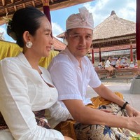 Happy Salma dan Tjok Gus jarang mengekspos foto mesra bersama. Namun rumah tangga mereka jauh dari kabar miring dan selalu terlihat harmonis. Foto: Instagram @happysalma