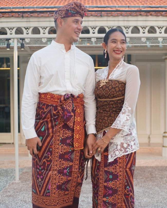 Sebagai keluarga bangsawan, Happy Salma dan Tjok Gus sering menghadiri acara kebudayaan Bali mengenakan baju adat. Keduanya tampak kompak dan serasi. Foto: Instagram @happysalma